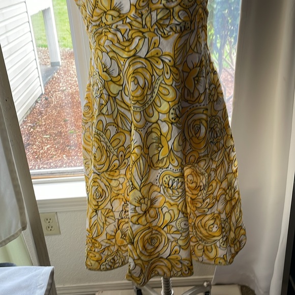 Women’s GNW DRESS Yellow Floral Pattern, Size 14 Zip Up, Very Comfortable - Picture 4 of 11